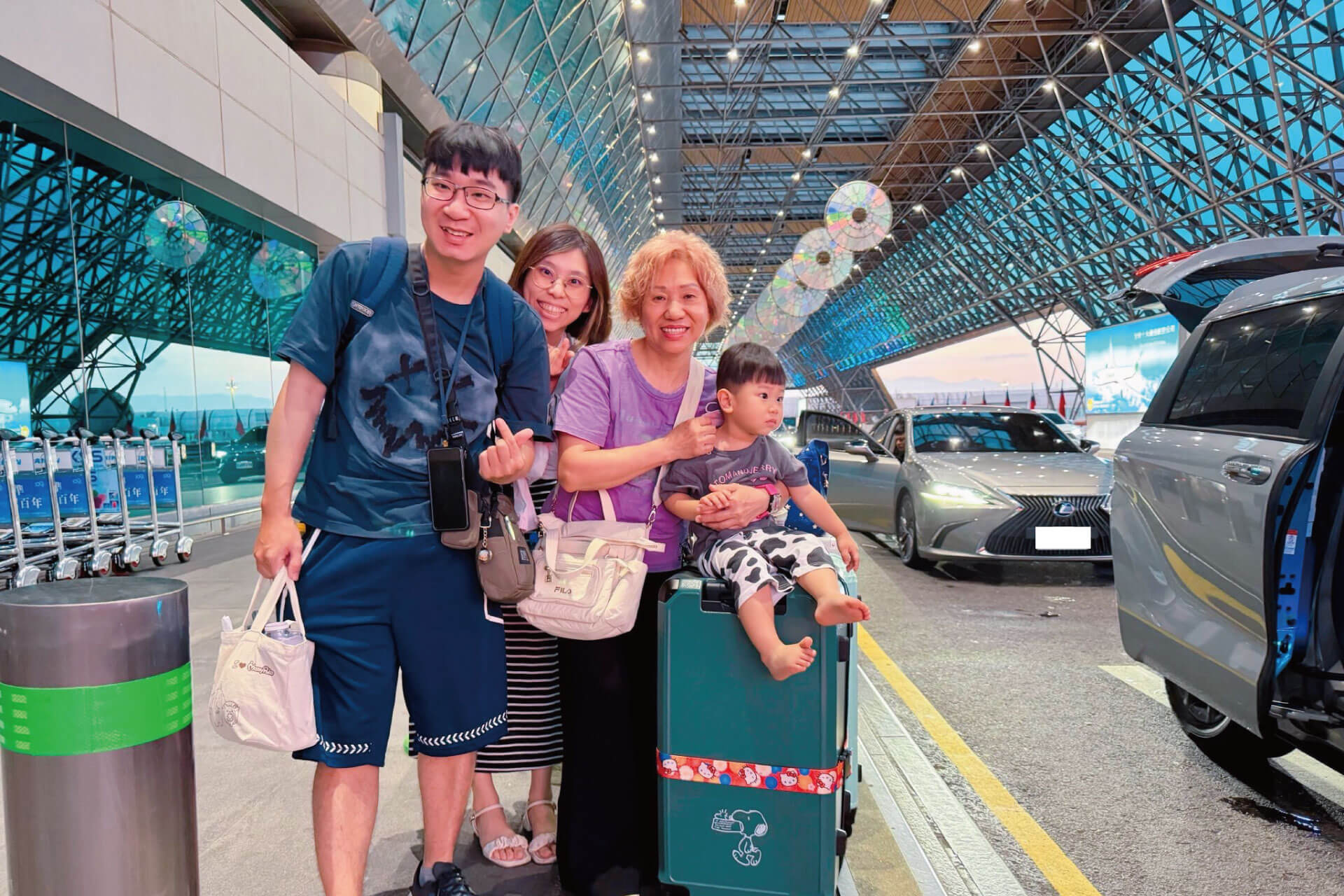 高雄到桃園機場接送｜眾恆接駁九人座包車，陪伴一家人飛往美國的安心旅程圖片