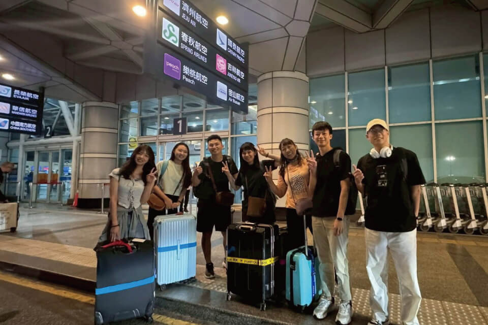 班機還沒起飛，旅程先穩穩出發：兩台賓士九人座從屏東直達小港機場圖片