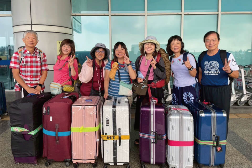 員工旅遊還沒登機，團隊默契先上車：兩台賓士九人座準時接軌小港機場圖片